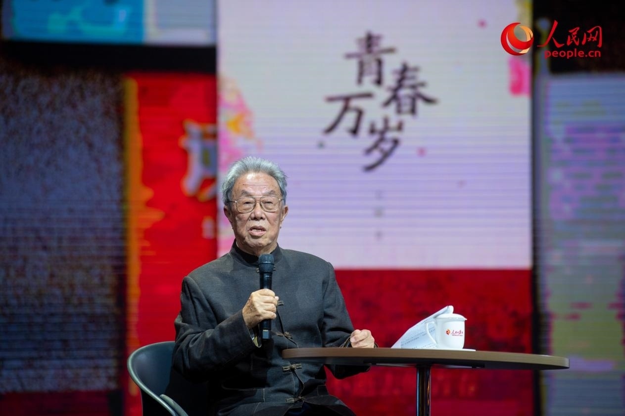 王蒙以《與時(shí)代同行 與人民同心》為題演講。人民網(wǎng)記者 翁奇羽攝