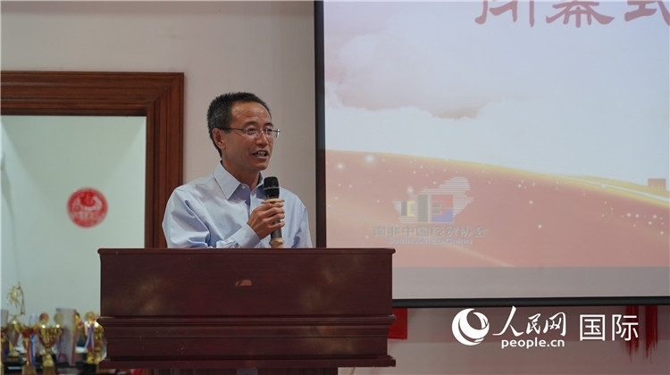 中國駐約翰內(nèi)斯堡代總領(lǐng)事周育江在閉幕式上致辭。 人民網(wǎng) 張茜攝