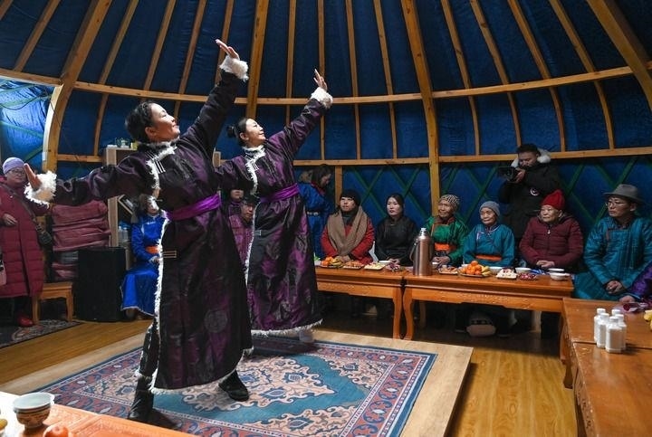 2023年12月21日，烏蘭牧騎隊(duì)員在內(nèi)蒙古阿其圖烏拉蘇木進(jìn)行舞蹈表演。