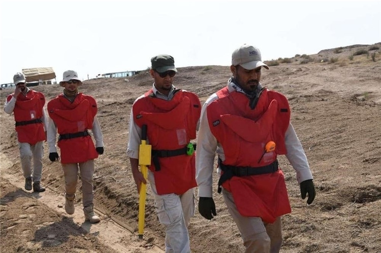 工作人員前往排雷。中國(guó)海油供圖