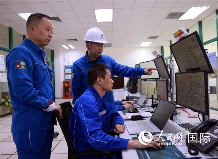 工作人員在一體化終端中央控制室工作。人民網(wǎng)記者管克江攝