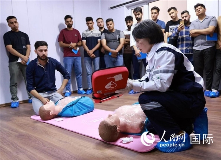 新進(jìn)油田工作的伊拉克大學(xué)生在接受急救培訓(xùn)。人民網(wǎng)記者管克江攝
