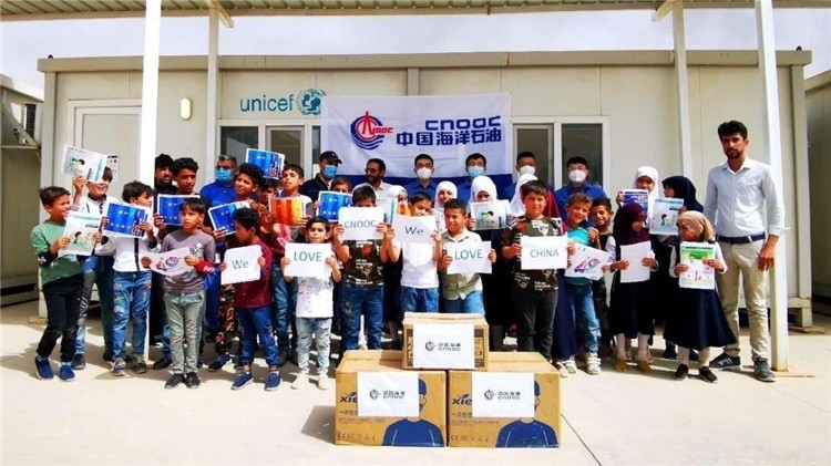 慰問當(dāng)?shù)貙W(xué)校。中國(guó)海油供圖