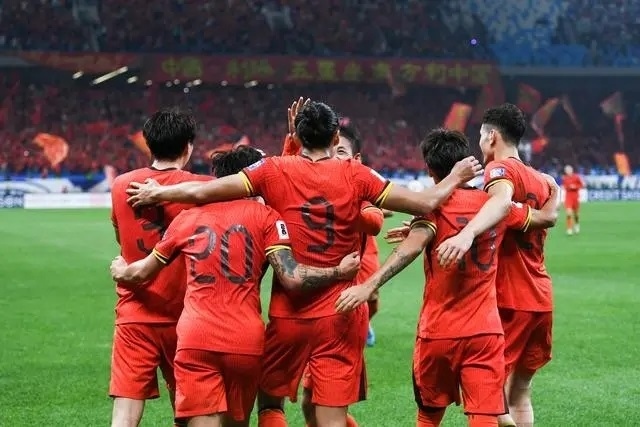 10月15日晚，張玉寧（9號(hào)）進(jìn)球后與隊(duì)友擁抱慶祝。新華社記者 李紫恒攝