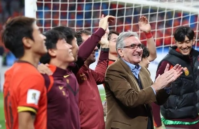 10月15日晚，國(guó)足主教練伊萬(wàn)科維奇（前右）賽后向觀眾致意。新華社記者 胡星宇攝