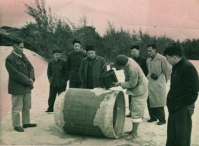 谷文昌（左一）與工程技術人員解決地下水供給（資料照片）。谷文昌帶領群眾修建了22座水庫和705處永久性水利工程，緩解了東山縣水資源極度缺乏的難題。