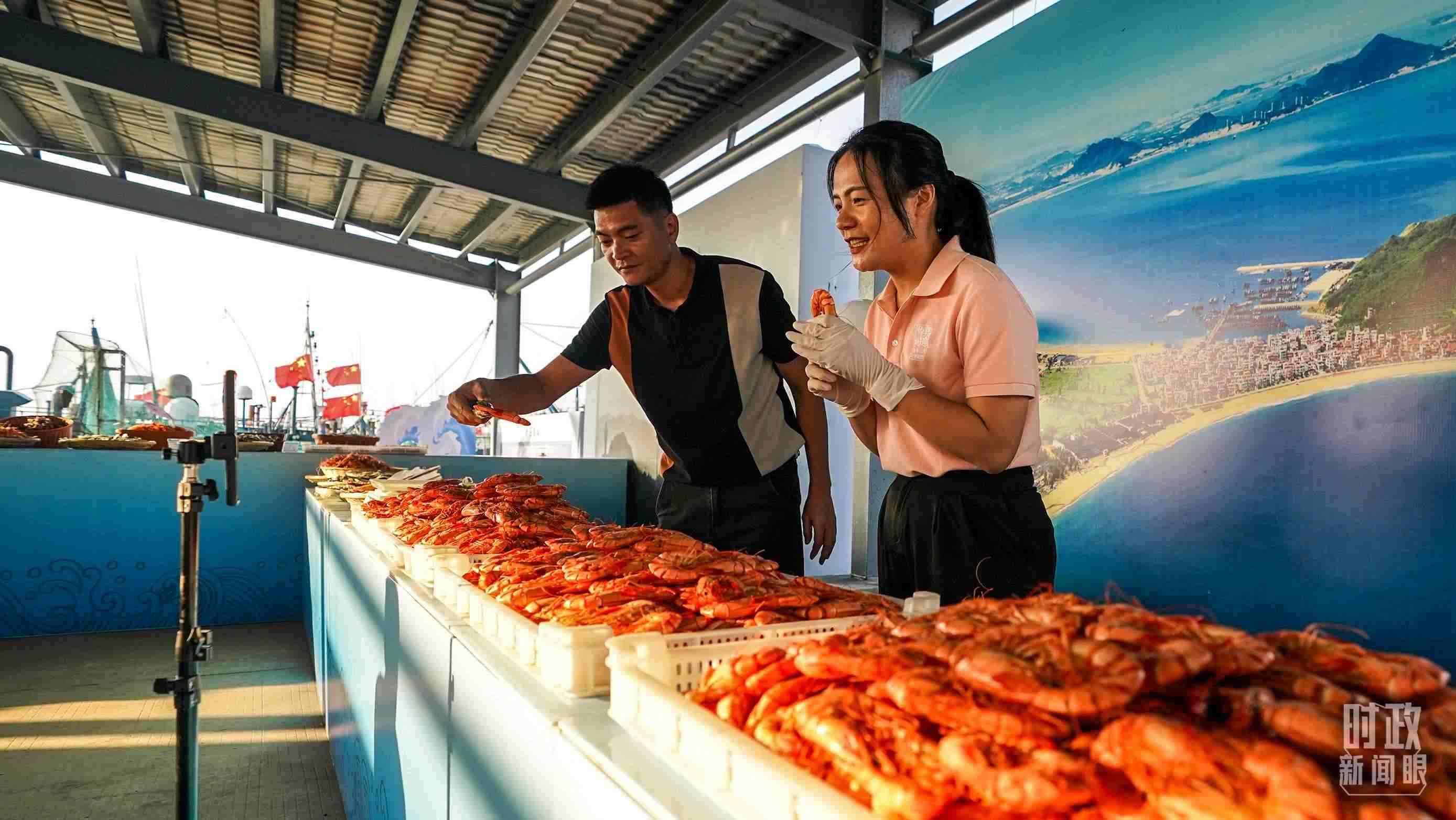 △正在直播賣貨的澳角村村民。（總臺(tái)記者李晉拍攝）