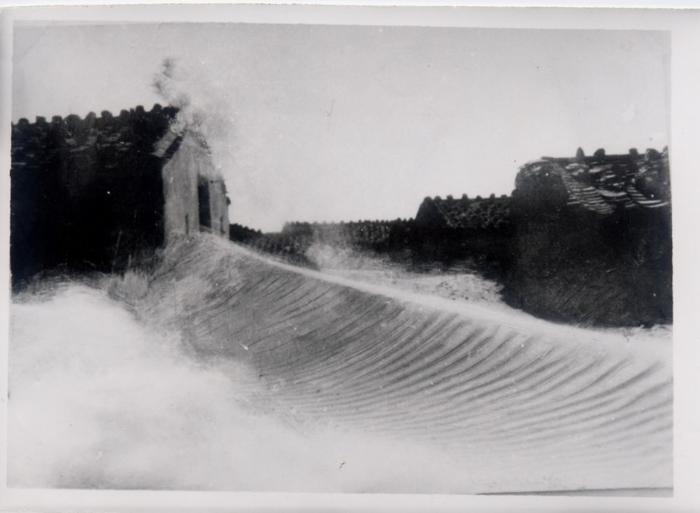 昔日的東山島風沙掩埋部分村民村舍（資料照片）。