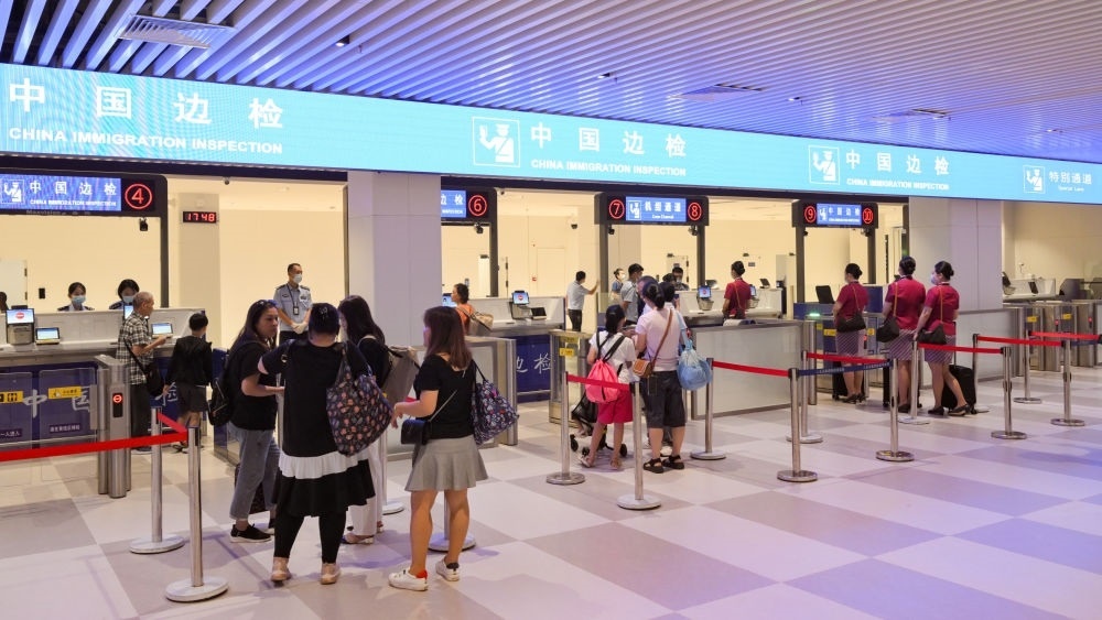 2023年7月26日，旅客在三亞鳳凰國(guó)際機(jī)場(chǎng)國(guó)際航站樓有序通關(guān)。三亞鳳凰國(guó)際機(jī)場(chǎng)國(guó)際航站樓改擴(kuò)建項(xiàng)目主體工程已于2023年7月1日完工并投入使用，該項(xiàng)目是海南自貿(mào)港首個(gè)主體工程完工并投入使用的封關(guān)運(yùn)作項(xiàng)目。《海南自由貿(mào)易港建設(shè)總體方案》明確，海南將在2025年前適時(shí)啟動(dòng)全島封關(guān)運(yùn)作。