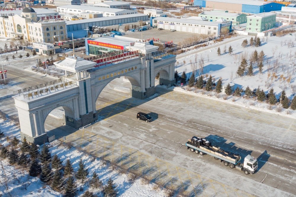 這是中國(guó)（黑龍江）自由貿(mào)易試驗(yàn)區(qū)黑河片區(qū)（2024年1月31日攝，無(wú)人機(jī)照片）。2023年，該自貿(mào)片區(qū)外貿(mào)進(jìn)出口總值達(dá)244.82億元，實(shí)現(xiàn)增幅56.9%，引進(jìn)外資企業(yè)16家，直接利用外資127.3萬(wàn)美元，同比增長(zhǎng)27.3%。