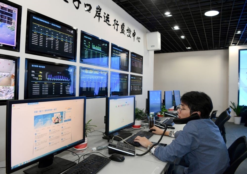 在中國(guó)（福建）自由貿(mào)易試驗(yàn)區(qū)廈門片區(qū)，國(guó)際貿(mào)易“單一窗口”工作人員在網(wǎng)上受理業(yè)務(wù)（2018年11月15日攝）?！皢我淮翱凇笔顷P(guān)檢等口岸部門、地方政府相關(guān)部門、金融機(jī)構(gòu)等共同參與的口岸管理共享平臺(tái)。貿(mào)易商能夠通過(guò)一個(gè)入口提交貨物進(jìn)出口或轉(zhuǎn)運(yùn)所需要的單證或電子數(shù)據(jù)，實(shí)現(xiàn)“一個(gè)平臺(tái)、一點(diǎn)接入、一次申報(bào)、一次辦結(jié)”。