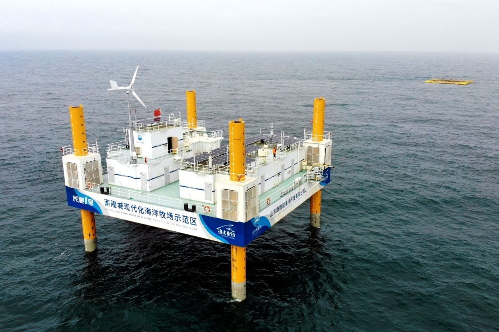 這是應(yīng)用5G技術(shù)的山東長(zhǎng)島綜合試驗(yàn)區(qū)南隍城國(guó)家級(jí)海洋牧場(chǎng)示范區(qū)海上平臺(tái)（2020年8月8日攝，無(wú)人機(jī)照片）。中國(guó)（山東）自由貿(mào)易試驗(yàn)區(qū)設(shè)立以來(lái)，一系列大膽試、大膽闖、自主改的政策逐步落實(shí)，制度創(chuàng)新打通堵點(diǎn)、釋放活力，成為深化對(duì)外開放、發(fā)展海洋經(jīng)濟(jì)的重要抓手。