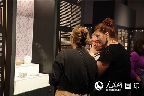 嘉賓參觀展覽。人民網(wǎng)記者 禹麗敏攝