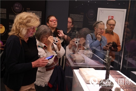 嘉賓參觀展覽。人民網(wǎng)記者禹麗敏 攝。