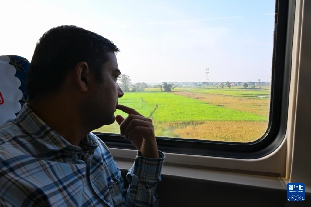 這是10月12日在老撾拍攝的中老鐵路C98列車上的一名乘客。新華社記者 程一恒 攝