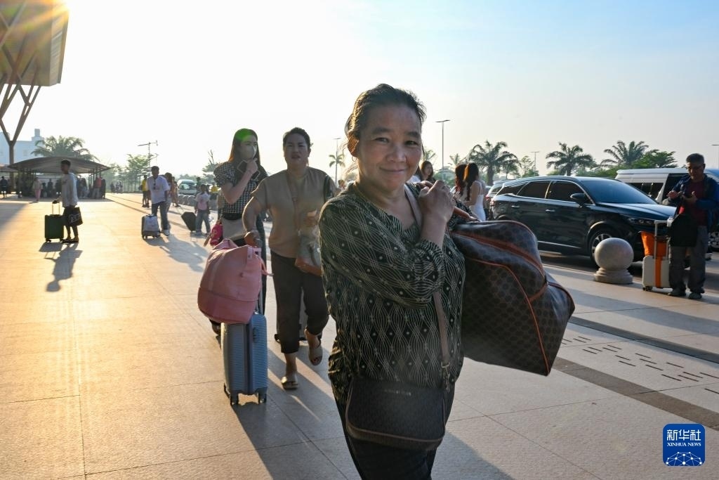 這是10月12日在老撾萬象中老鐵路萬象站拍攝的一名女子。新華社記者 程一恒 攝