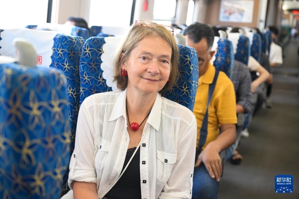 這是10月12日在老撾拍攝的中老鐵路C98列車上的一名乘客。新華社記者 程一恒 攝