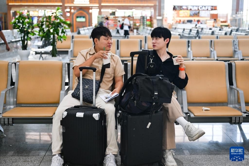 10月12日，在老撾萬象中老鐵路萬象站候車廳，兩名乘客在等候列車。新華社記者 程一恒 攝