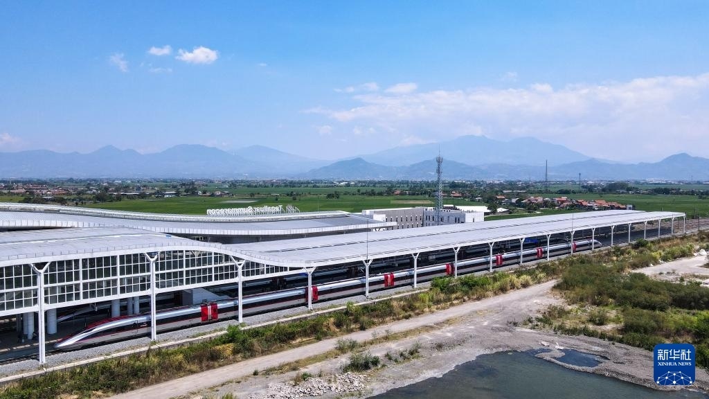 9月13日，在印度尼西亞萬隆德卡魯爾站，雅萬高鐵高速動車組列車停靠在站臺上（無人機照片）。新華社記者 徐欽 攝