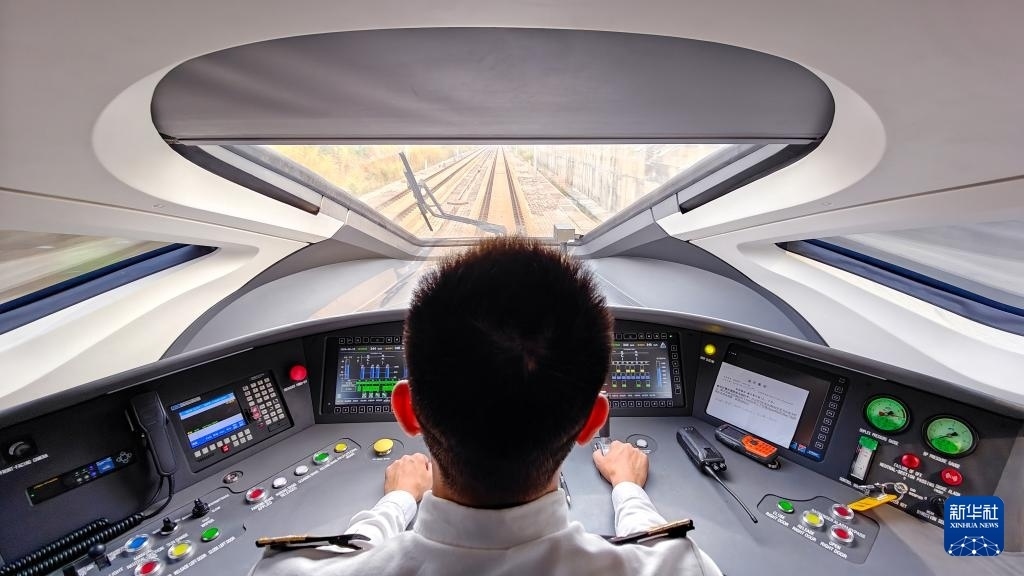 9月12日，司機駕駛高速動車組列車行駛在雅萬高鐵上（手機照片）。新華社記者 徐欽 攝