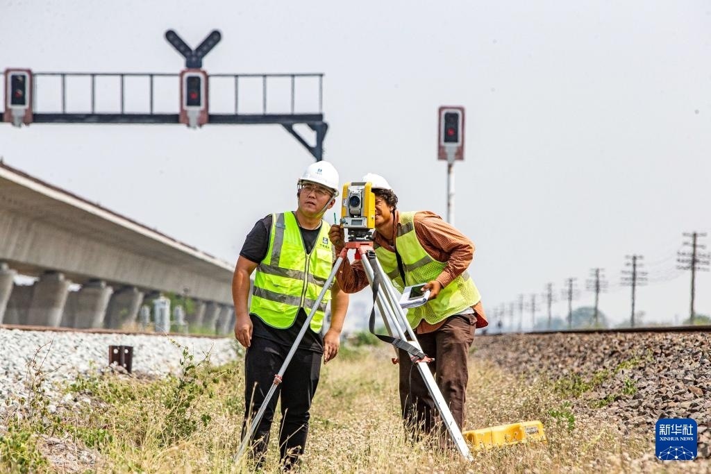5月1日，在泰國大城府，中泰高鐵項目工作人員在施工現(xiàn)場勘查。新華社記者 王騰 攝