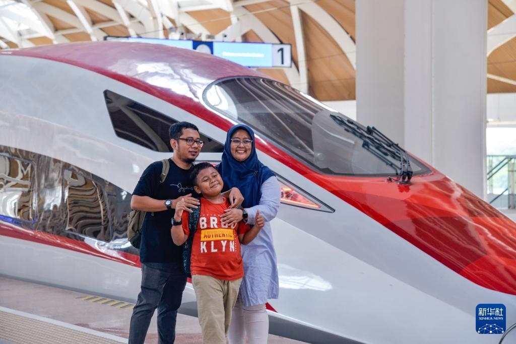 4月17日，在印度尼西亞雅加達哈利姆站站臺，乘客和雅萬高鐵高速動車組列車合影。新華社記者 徐欽 攝