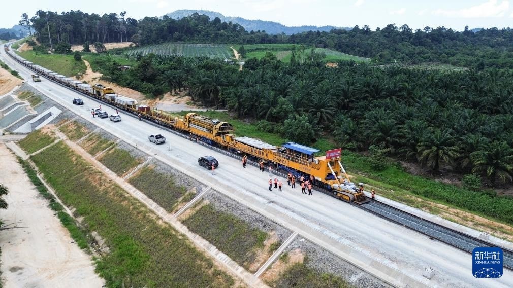 這是5月6日在馬來西亞彭亨州航拍的馬東鐵項目的鋪軌現(xiàn)場。新華社記者 程一恒 攝