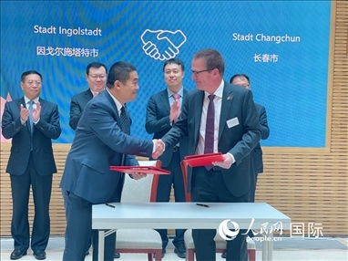 （10月16日，第十屆巴伐利亞中國日在慕尼黑舉行。圖為簽約儀式現(xiàn)場。人民網(wǎng)記者劉赫攝）