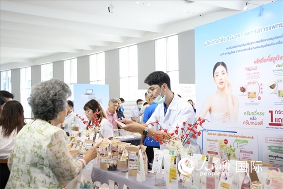活動現(xiàn)場，泰國華僑中醫(yī)院工作人員向來訪者介紹養(yǎng)生產(chǎn)品。人民網(wǎng)記者楊一攝