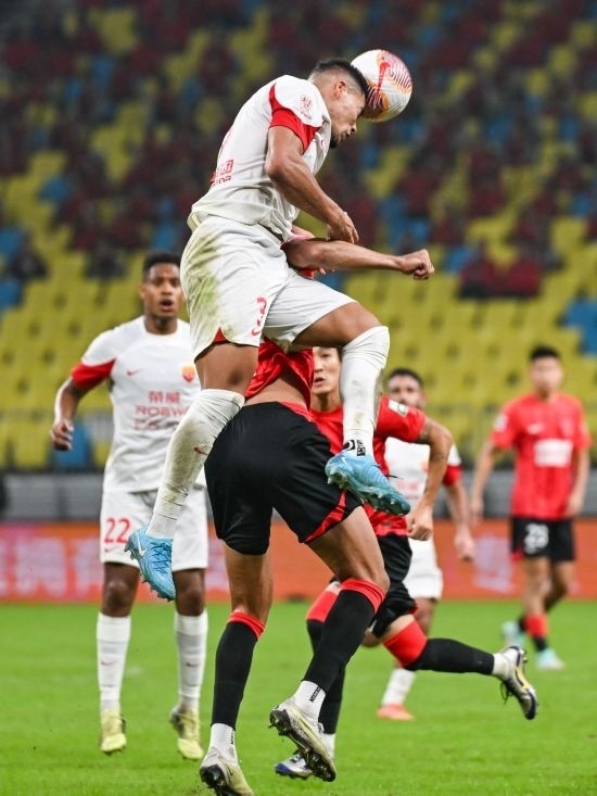 10月18日，上海海港隊(duì)球員蔣光太（上）在比賽中和成都蓉城隊(duì)球員費(fèi)利佩（下）爭(zhēng)頂。新華社記者 王曦 攝