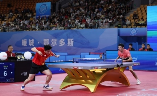 10月18日，上海隊選手樊振東（左）在單打比賽中發(fā)球。他3:2戰(zhàn)勝福建隊選手程靖淇。新華社記者 王楷焱 攝