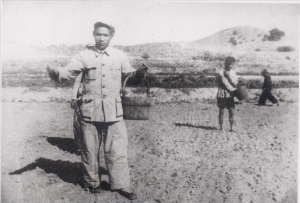 谷文昌（左）在田間與農(nóng)民一起勞動（資料照片）。