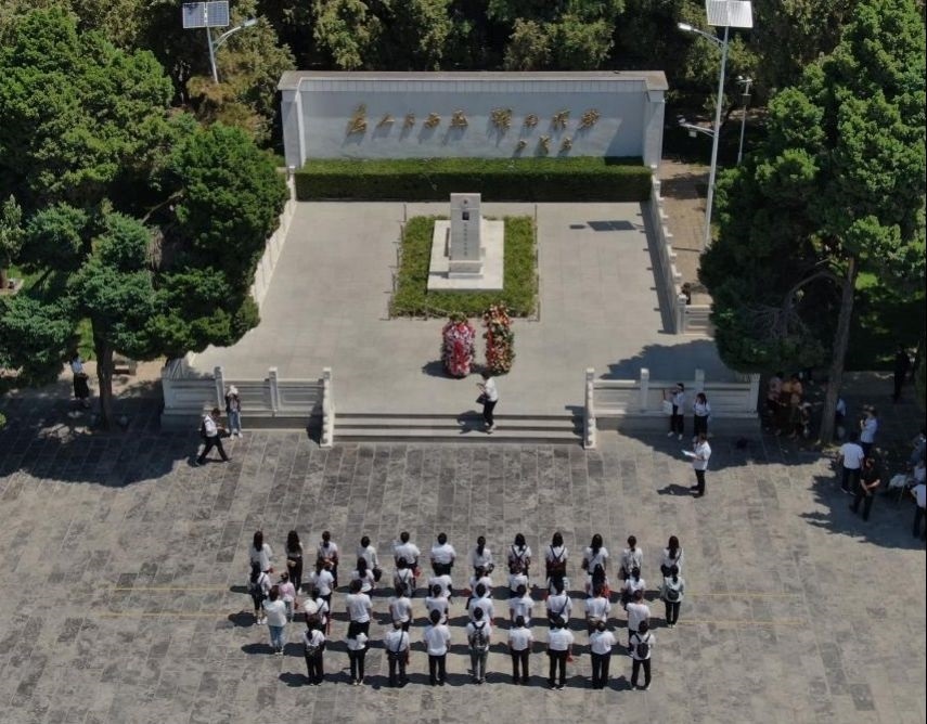 2021年6月24日，參觀者在位于河南省蘭考縣的焦裕祿紀念園瞻仰焦裕祿烈士墓（無人機照片）。新華社記者 李安 攝