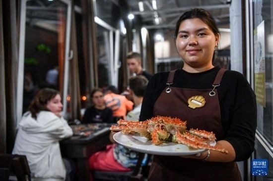 9月2日，俄羅斯符拉迪沃斯托克一家餐館的服務(wù)員在展示帝王蟹。新華社記者 曹陽(yáng) 攝