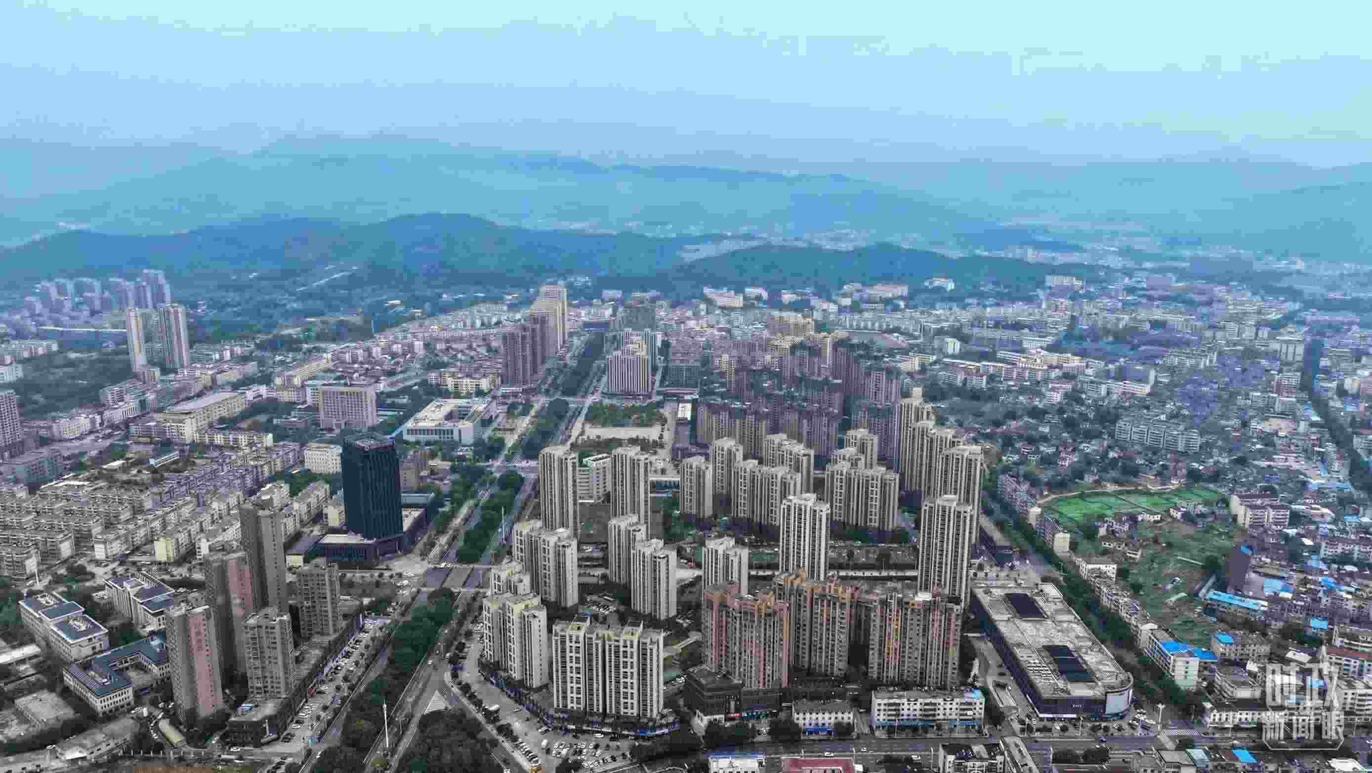 △俯瞰桐城市。（總臺(tái)記者葛啟文拍攝）