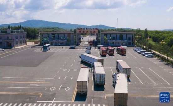 2019年6月22日，往返于中國(guó)和俄羅斯的貨車在中俄琿春口岸前排隊(duì)等待通關(guān)（無(wú)人機(jī)照片）。