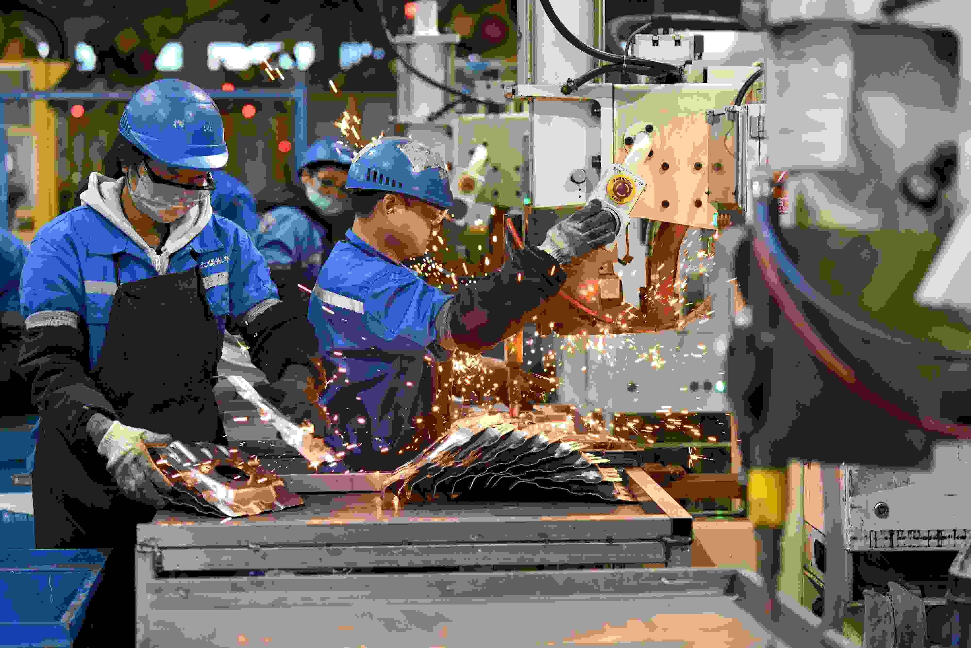 2023年2月7日，福建省寧德市蕉城區(qū)一家汽車零部件生產(chǎn)企業(yè)的生產(chǎn)線上一派繁忙景象。