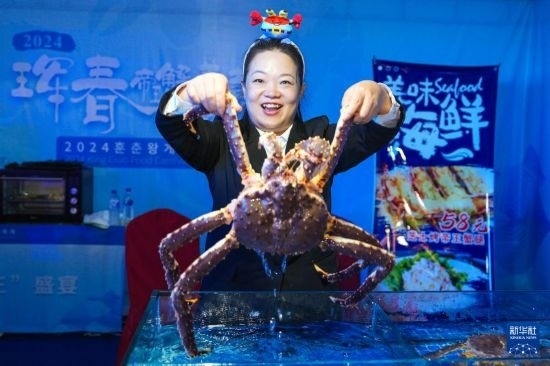 9月19日，在吉林省琿春市，商家在展示售賣的帝王蟹。新華社記者 許暢 攝