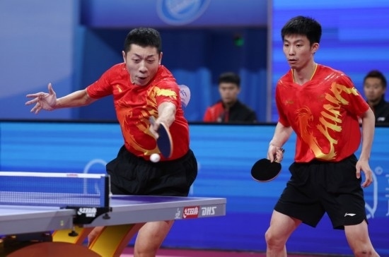 10月18日，上海隊組合許昕（左）/周愷在雙打比賽中。他們3:0戰(zhàn)勝福建隊組合曾蓓勛/陳俊菘。新華社記者 王楷焱 攝