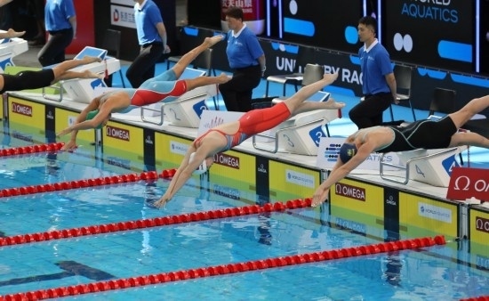 10月18日，中國選手張雨霏（右二）在女子50米自由泳預(yù)賽中出發(fā)。新華社記者 方喆 攝