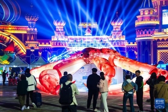 9月19日，游客在吉林省琿春市的2024琿春帝王蟹美食嘉年華現(xiàn)場(chǎng)游玩。新華社記者 許暢 攝