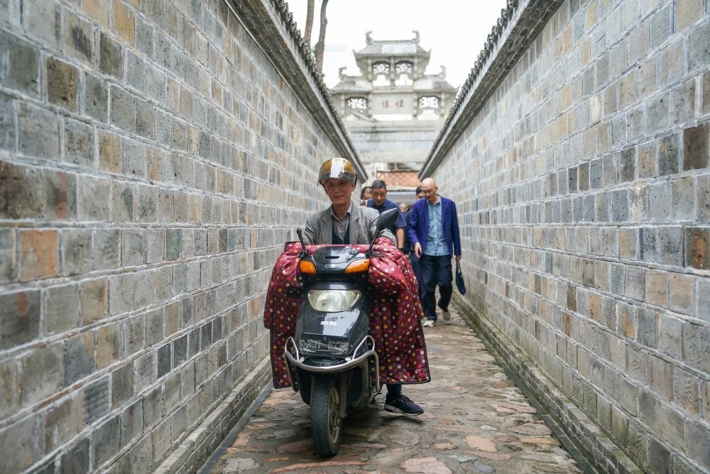 ↑市民在安徽省安慶市桐城市六尺巷通行。