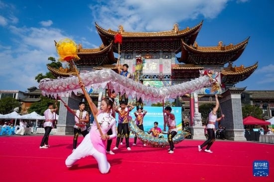 10月19日，四川師范大學(xué)舞龍隊在傳統(tǒng)舞龍項目中比賽，最終他們獲得該項目銀獎。