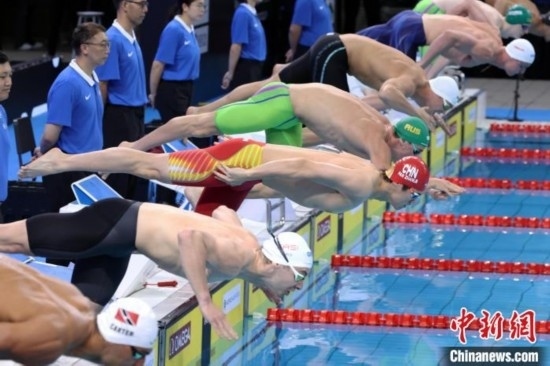 10月19日晚，2024年世界泳聯(lián)游泳世界杯上海站結(jié)束第二個比賽日的爭奪。圖為中國選手潘展樂(左三)在男子100米自由泳決賽中。 中新社記者 湯彥俊 攝
