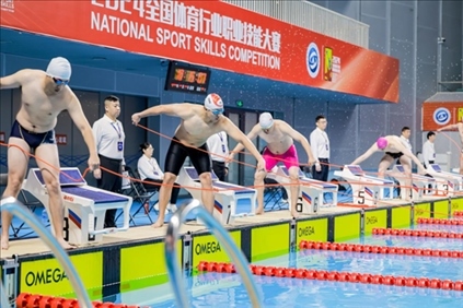參賽選手在游泳救生項目比賽中。賽事主辦方供圖