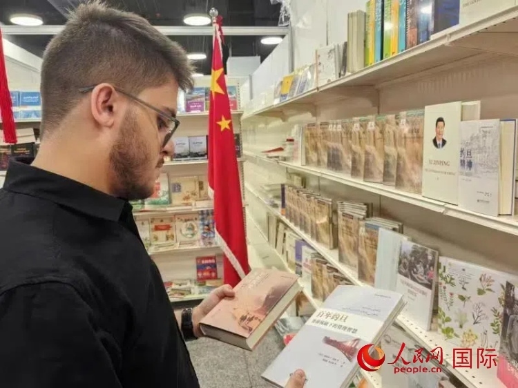 第二十三屆約旦安曼國際書展于10月10日至19日在約旦展覽中心舉行，約旦政府和民間各界人士在中國展臺翻閱圖書，熱烈交流互動，感受中華文化之美。人民網(wǎng)記者 李瀟攝