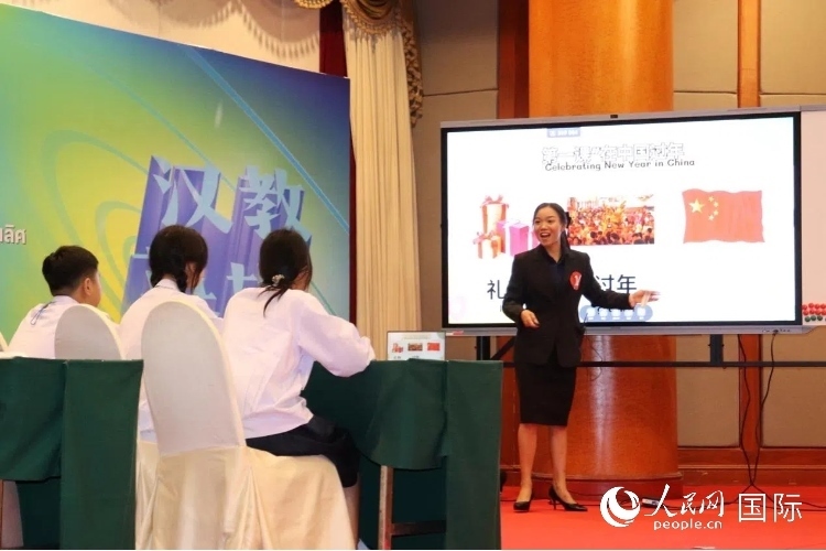 泰國本土中文教師參賽者現(xiàn)場授課。人民網(wǎng)實習生 姚欣可攝