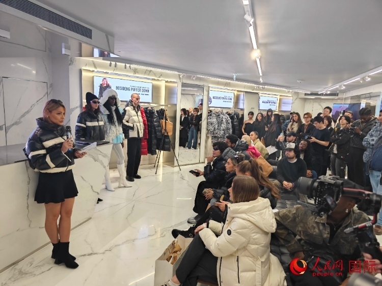 英國時(shí)尚博主分享自己的穿搭心得。人民網(wǎng)記者 邢雪攝