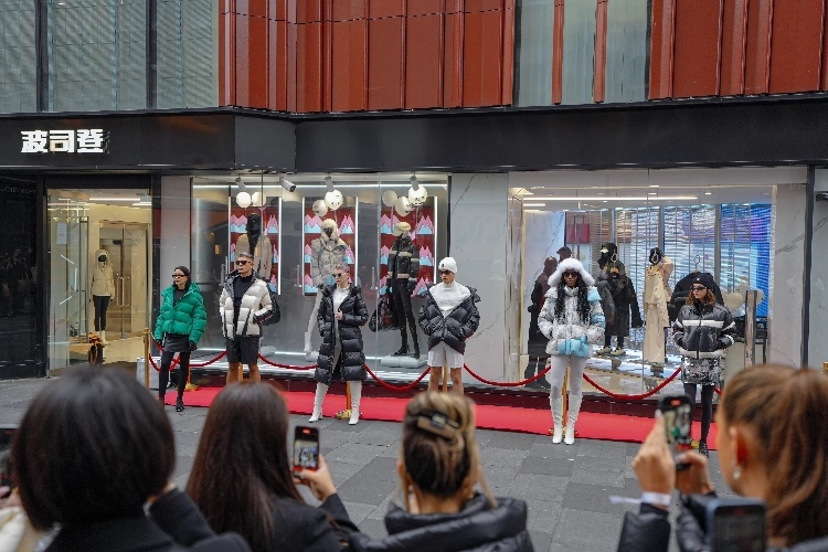 模特在波司登倫敦旗艦店門前展示新款羽絨服。主辦方供圖