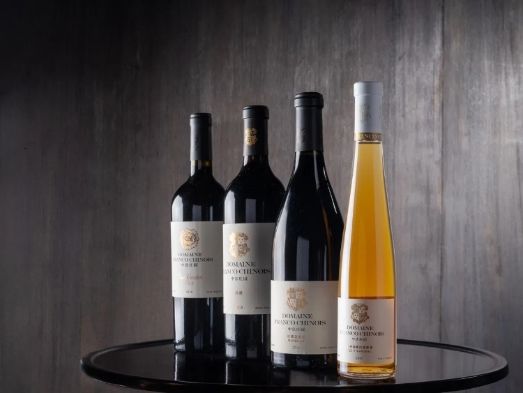 活動(dòng)現(xiàn)場(chǎng)推介了懷來(lái)中法莊園珍藏馬瑟蘭干紅、小芒森甜白等優(yōu)質(zhì)葡萄酒。主辦方供圖